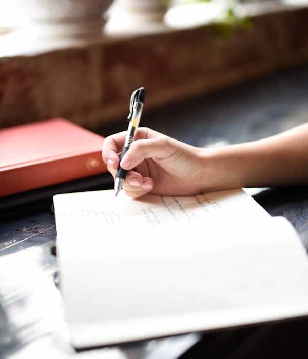 Persona firmando un libro